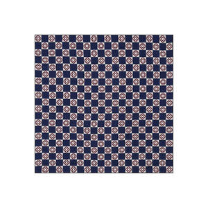 Écharpe carrée en soie noire et blanche avec motif logo - Product Image 2
