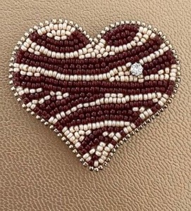 Broches de sport magnifiques et éblouissantes en perles pour les fans de sport, broches rondes en perles décoratives à vendre - Product Image 3