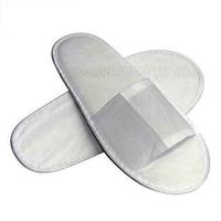 Modèle non tissé de base blanc de pantoufle jetable économique économique pour une utilisation à haut volume dans les cliniques et les hôtels