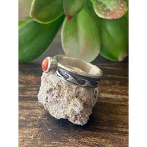Bague Carson Blackgoat vintage en pierres précieuses, corail et argent sterling avec sertissage géométrique, taille 5.75, pour usage quotidien - Product Image 4