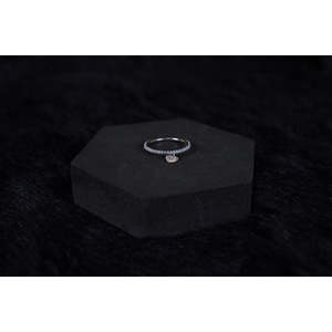 Anillo de Plata de Ley 925 con Baño de Rodio y Patrón Geométrico, para Uso Diario, con Incrustaciones y Engaste de Hilo Colgante - Product Image 2