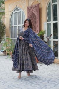 Nueva elegancia Vestir Tendencia Ropa étnica Último vestido de algodón puro con pantalón y Dupatta Fancy(V) Cuello Impreso digital para la venta - Product Image 4