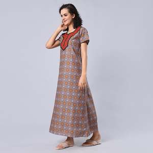 Camisón Largo Estampado 100% Algodón para Mujer Evolve, Ropa de Dormir Súper Cómoda y Suave con Cierre de Botones, Talla XS, Ropa para el Hogar, Suministro ODM - Product Image 3