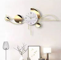 Horloge murale en métal avec détails élégants, élégante et fonctionnelle, parfaite pour les espaces de vie de luxe disponibles par Azora Industries