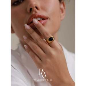 Anello con gemma quadrata in onice nero, anello a fascia con sigillo a raggi di sole in oro anti-ossidazione, impermeabile, con tecnica di incastonatura a griffe, anello massiccio con agata naturale - Product Image 3