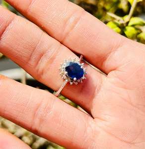 Anillo de Cóctel Minimalista de Plata de Ley 925 con Baño de Rodio y Zafiro Azul con Diamante de Corte Brillante Redondo - Product Image 3