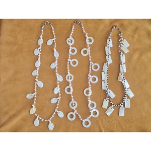 Colliers pendentifs légers plaqués or ou argent pour collections de revente tendance - Product Image 1