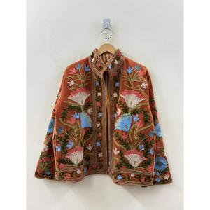 เสื้อแจ็คเก็ตกำมะหยี่แบบกลับด้านได้ Saffron Garden สีเบิร์นเทอร์ราคอตต้า ปักลายซูซานีด้วยมือ ไซส์ XL เสื้อคลุมวาร์ซิตี้สำหรับฤดูใบไม้ร่วง ผลิตอย่างยั่งยืน - Product Image 2