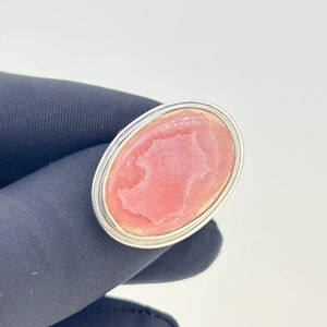 Bague artisanale en argent sterling 925 massif avec cabochon ovale en rhodochrosite naturelle, sertie clos, pierre de naissance fine, style bohème vintage, pour la guérison - Product Image 1