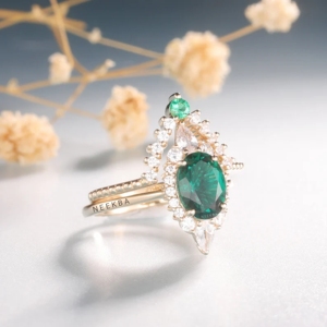 Juego de anillos de boda esmeralda-Anillo de compromiso de Esmeralda cultivado en laboratorio de corte ovalado emparejado con banda de boda curvada con tachuelas de moissanita - Product Image 2