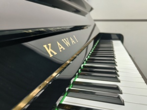 เปียโนตั้งพื้น Kawai KU3B มือสองจากญี่ปุ่น สีดำ คุณภาพการผลิตที่แม่นยำ แข็งแรง ทนทาน เล่นได้ลื่นไหล รุ่นยอดนิยมสำหรับส่งออก - Product Image 6
