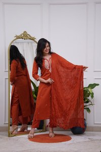 Conjunto de Kurti y Pantalón de Seda Chanderi Bordada de Primera Calidad, Dupatta de Algodón Chanderi Estampado, Compra al por Mayor - Product Image 5