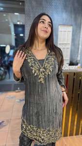 Traje de Salwar Kameez de terciopelo floreciente pesado para bodas y festivales indios y paquistaníes con hermoso vestido de trabajo bordado - Product Image 2