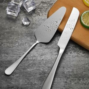 Atractivas herramientas de corte de pasteles Premium de acero inoxidable con diseños elegantes para porciones de postres modernas y elegantes - Product Image 1