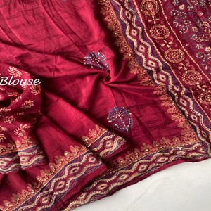 Sari en coton pur Chanderi VASTRA COTTAGE, imprimé à la main Ajrakh avec des sequins Katha, des glands en coton et un chemisier assorti - Product Image 3