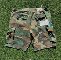 Shorts en jean cargo camouflage déchirés et imprimés sur toute la surface, style utilitaire personnalisé par le fabricant, pour hommes