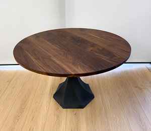 Table basse ronde de luxe faite à la main en bois de noyer massif, finition lisse, plateau circulaire avec base métallique stable - Product Image 1