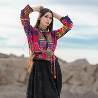Veste longue en velours noir Kochiyaan Zarmeena avec dentelle superposée, broderie dorée, perles, boutons et manches cloche exagérées, coupe naturelle