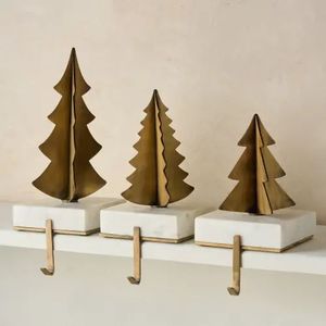 Porte-bas en fer antique avec un design sur le thème des vacances adapté aux arrangements de décoration de Noël modernes ou rustiques - Product Image 5
