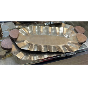 Bandeja DE SERVICIO DE METAL decorativa de mesa de gran tamaño pulido brillante con asas de madera Bandeja de bebidas y aperitivos para restaurante - Product Image 2
