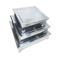 Présentoir à gâteau moderne en laiton et acier inoxydable avec quatre pattes plaquées argent en forme de rectangle d'excellente finition pour les mariages et les fêtes.
