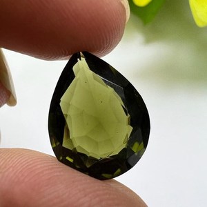 Piedra preciosa de moldavita verde con forma de corte de pera Natural 100% rara y hermosa, lo mejor para colgantes y anillos que se usan a precios asequibles - Product Image 1