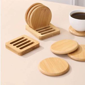 Posavasos de madera pulido a mano para mesa de comedor que agrega una textura natural cálida a los accesorios del hogar. - Product Image 2