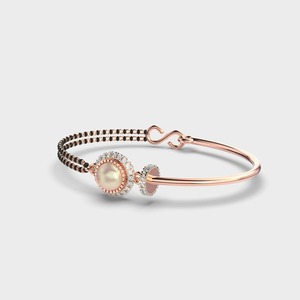 สร้อยข้อมือมังกัลสุตรประดับเพชรทรงกลมเจียระไนแบบบริลเลียนท์ที่ได้รับการรับรองจาก IGI พร้อมไข่มุกประดับรอบเพชร  ทำจากทอง 9K สีเหลือง / สีขาว / สีโรสโกลด์ - Product Image 5