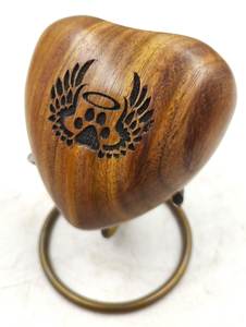 Coeur en bois souvenir crémation urne patte chat pour animaux de compagnie humains cendres fabriqués à la main unique en forme de coeur pour adultes avec présentoir - Product Image 4