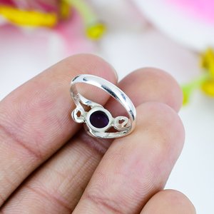 Bague ovale en améthyste, design abstrait en argent |   Bague en pierre précieuse violette, bijoux artistiques minimalistes pour femmes, cadeau - Product Image 3