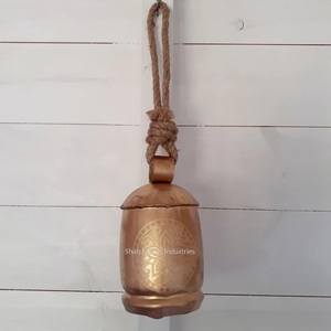 Cloche de vache suspendue en corde de jute en métal fabriqué à la main avec fini rustique gravé utilisé pour la décoration intérieure de la porte principale extérieure - Product Image 2