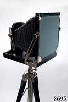 Caméra antique avec trépied et projecteur de caméra de cinéma vintage rétro de couleur rouge avec support pour produit décoratif