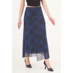 Falda Midi LUSTRIN para Mujer, Corte Asimétrico, Diseño a Cuadros, Color Azul Saxony, Venta al Por Mayor - Falda Elegante de Poliéster para Colección de Boutique - Product Image 1