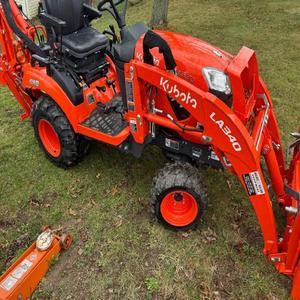 รถแทรกเตอร์ขนาดเล็ก Kubota BX23S - เครื่องยนต์ดีเซล 23 แรงม้า - พร้อมที่ตักดินและหลังขุด - ขับเคลื่อน 4 ล้อ - เกียร์ไฮโดรสแตติก - รถแทรกเตอร์สำหรับงานจัดสวน - Product Image 2