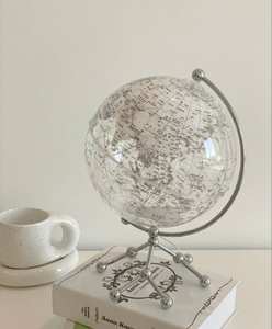 Globe de style vintage en métal durable avec détails en relief parfait pour les salles d'étude ou les coins de lecture - Product Image 5