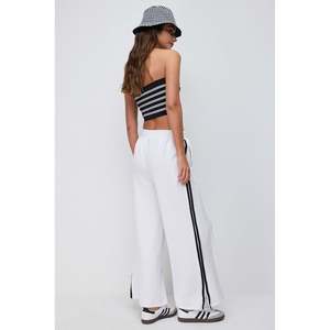 Pantalones Deportivos con Detalles a Rayas - Product Image 5