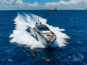 PRIX RÉDUIT pour le motoryacht léger Riva Mythos 2014, OUTILS DE TRAVAIL MANUELLE À HAUTE EFFICACITÉ - Product Image 3