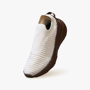 Zapatillas para correr ligeras y transpirables con suela acolchada, diseño flexible tipo pie descalzo, ideales para uso diario o actividades deportivas. - Product Image 1