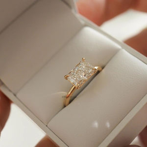 East West 2,01 Ct Anillo de compromiso de moissanita de corte radiante en oro sólido Hielo triturado Anillo solitario radiante alargado - Product Image 2