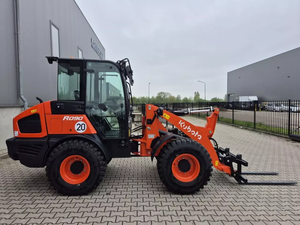 Chargeuse sur pneus compacte Kubota R070 avec accessoire chariot élévateur, orange, pour travaux agricoles et de construction - Product Image 5