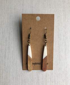 ต่างหูเรซิ่นรูปหัวใจสีดำและสีขาวทำจากเรซินทางเรขาคณิตทำจากไม้แบบห้อยเพื่อความอบอุ่นตามธรรมชาติ - Product Image 6