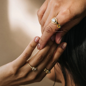 Enorme anillo de compromiso de oro amarillo de 3 quilates con corte de pera East West Solitaire Moissanite VVs de 14K para que las mujeres lo usen en la boda - Product Image 4