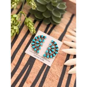 Boucles d'oreilles pendantes en turquoise de Kingman et argent sterling, faites à la main par des artisans Navajo, motif floral, pour cadeau - Product Image 3