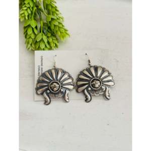 Pendentif Concho Vintage Navajo Fait Main en Argent Sterling, Motif Fleur Goutte d'Eau, pour Fêtes, Tendance, avec Topaze, Rubis, Diamant, Perle - Product Image 1