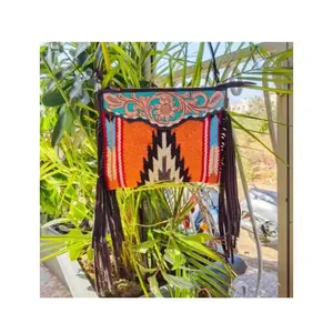 아즈텍 가죽 핸드백, 품질과 시대를 초월한 스타일 제작. 이 세련된 여성용 조각 가죽 은폐 안장 슬링 백