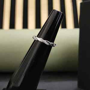 Bague Éternité Élégante en Acier Inoxydable avec Sertissage Classique et Moissanite Plaqué Or 18K – Style Unique pour Cadeau de Saint-Valentin - Product Image 1
