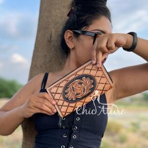 Cartera occidental de cuero con herramientas a mano para mujer, monedero Continental con cremallera, tarjetero de cuero genuino personalizado, regalos para ella - Product Image 1