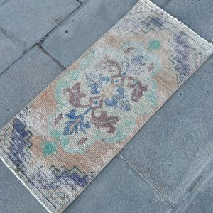 Alfombra Turca Vintage Pequeña de 1.4x3.1 pies (42x94 cm), Alfombra de Lana Azul con Parches Ecológicos y Base de Látex - Product Image 2