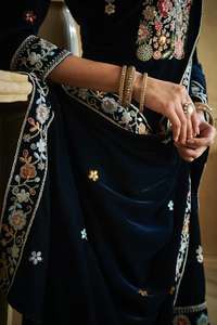 Élégant costume de palazzo Salwar Kameez en velours de créateur moderne avec des perles de broderie complexes de détails festifs fabriqués à la main pour les fêtes - Product Image 3