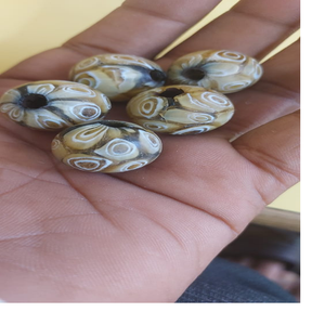 Perles de verre millefiori de couleur marron clair perles de fleur dans des tailles assorties pour les créateurs de bijoux africains. - Product Image 1